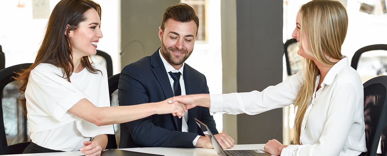 agente de seguros estrechando la mano del cliente