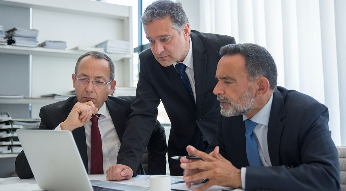 Profesionales de negocios en una reunión